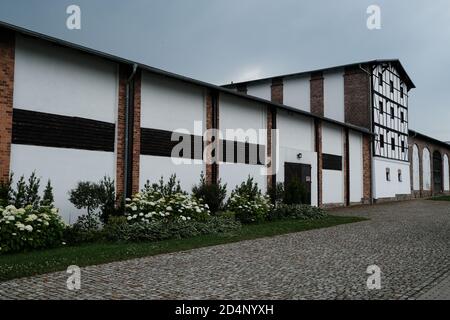 Walbrzych, Polonia - 15 luglio 2020: Complesso Dworzysko. Ristrutturata fattoria del XIX secolo in stile rustico situata ai piedi del Monte Chelmiec Foto Stock