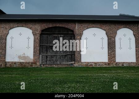 Walbrzych, Polonia - 15 luglio 2020: Complesso Dworzysko. Ristrutturata fattoria del XIX secolo in stile rustico situata ai piedi del Monte Chelmiec Foto Stock