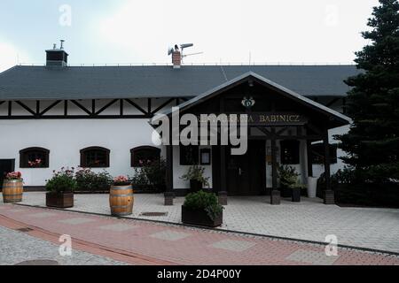 Walbrzych, Polonia - 15 luglio 2020: Complesso Dworzysko. Ristrutturata fattoria del XIX secolo in stile rustico situata ai piedi del Monte Chelmiec Foto Stock