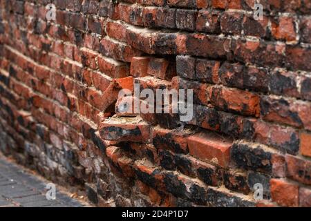 Una rottura in un muro di mattoni medievale, Polonia, Gniezno. Foto Stock