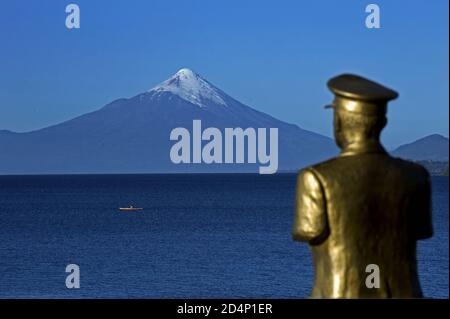 Il vulcano Osorno visto dalla riva del Llanquihue lago Foto Stock