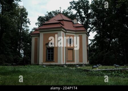 Walbrzych, Polonia - 17 luglio 2020: Mausoleo della famiglia Hochberg, Castello di Ksiaz, Walbrzych Foto Stock