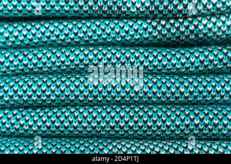 Pila di tessuto a maglia blu, tessuti invernali a maglia. Tessuto a maglia sintetico ripiegato con elementi a motivo di filati blu, neri e bianchi da vicino. M Foto Stock