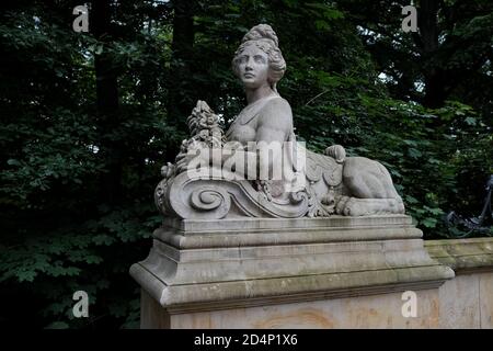 Walbrzych, Polonia - 18 luglio 2020: La statua di mezza donna, mezzo leone, porta del Parco, Castello di Ksiaz, Walbrzych, Polonia Foto Stock