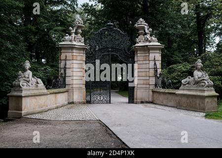 Walbrzych, Polonia - 18 luglio 2020: La statua di mezza donna, mezzo leone, porta del Parco, Castello di Ksiaz, Walbrzych, Polonia Foto Stock