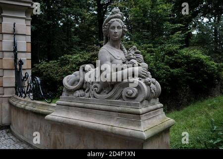 Walbrzych, Polonia - 18 luglio 2020: La statua di mezza donna, mezzo leone, porta del Parco, Castello di Ksiaz, Walbrzych, Polonia Foto Stock