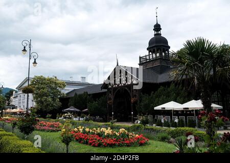 Szczawno-Zdroj, Polonia - 17 luglio 2020: La sala pompe e il complesso di edifici termali in una città termale Szczawno Zdroj, Walbrzych, bassa Slesia Foto Stock