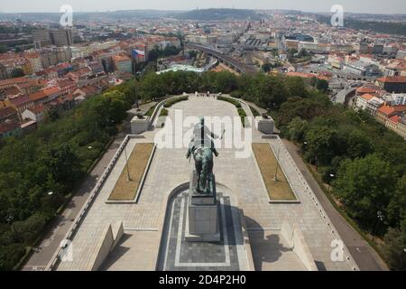 Statua equestre del leader militare Hussite Jan Žižka dello scultore ceco Bohumil Kafka (1941) di fronte al Monumento Nazionale sulla collina di Vítkov (Národní památník na Vítkově) a Praga, Repubblica Ceca. Foto Stock