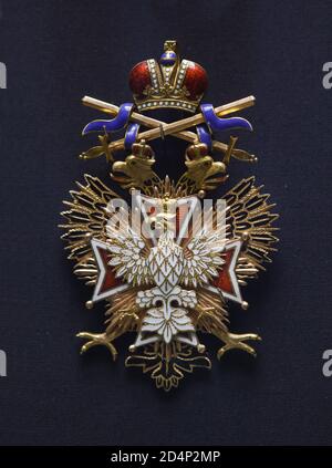 Il distintivo dell'Ordine Imperiale Russo dell'Aquila Bianca con spade in mostra nel Museo Nazionale (Národní muzeum) a Praga, Repubblica Ceca. Il generale russo Aleksei Brusilov è stato insignito di questo ordine il 10 gennaio 1915 durante la prima guerra mondiale. Foto Stock