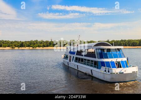 Nave turistica che naviga sul fiume Dnieper a Kiev Foto Stock