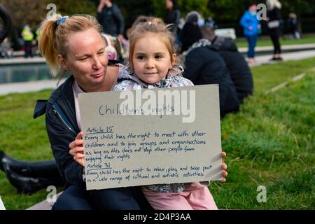 Edimburgo, Scozia, Regno Unito. 10 ottobre 2020. Anti-lock-down, anti-vaccinazione anti-facemask dimostrazione da parte dei teorici della cospirazione presso lo Scottish Parliament Building di Holyrood a Edimburgo oggi. Iain Masterton/Alamy Live News Foto Stock