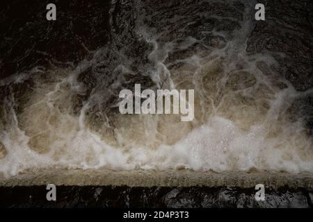 Acqua schiumata al ponte di Vowchurch sul fiume Dore Foto Stock