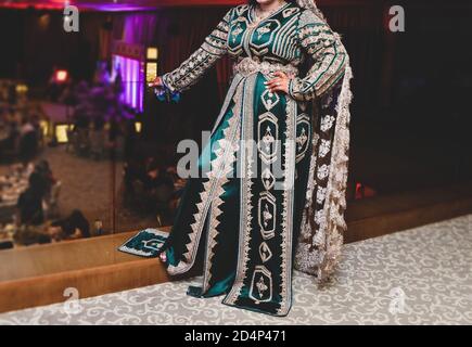 Il caftan marocchino è un costume tradizionale femminile marocchino. E' considerato uno dei più antichi abiti tradizionali del mondo. Foto Stock