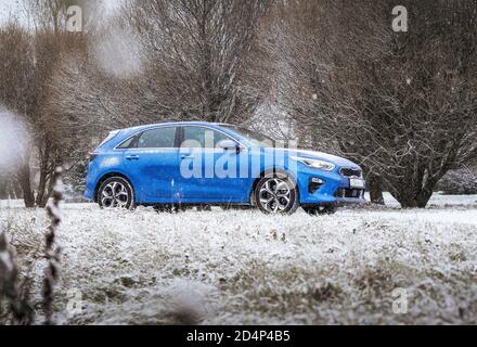 Minsk, Bielorussia - 26 Novembre 2019: Kia Ceed 2018 auto su terreni innevati country road Foto Stock