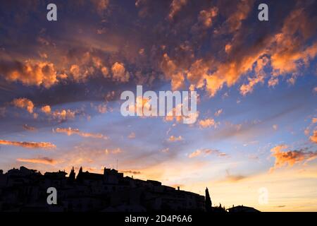 Crepuscolo nella cima della montagna pueblo di Comares, Axarquia, Malaga, Andalusia, Costa del Sol, Spagna Foto Stock