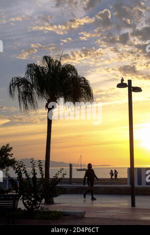 Allenamento mattutino all'alba sulla spiaggia di Torre del Mar, Axarquia, Malaga, Andalusia, Costa del Sol, Spagna Foto Stock