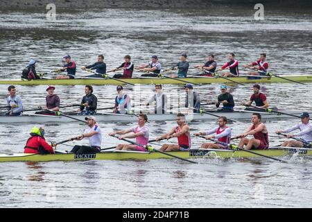 PUTNEY LONDON, REGNO UNITO 10 OTTOBRE 2020. Coxed otto barche a remi sul fiume Tamigi vicino al fiume Putney in un giorno d'autunno overcast e freddo come le temperature sono impostate per scendere durante il fine settimana. Credit: amer Ghazzal/Alamy Live News Foto Stock