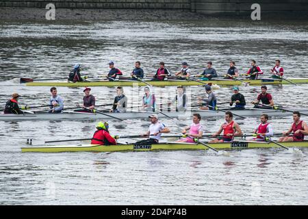 PUTNEY LONDON, REGNO UNITO 10 OTTOBRE 2020. Coxed otto barche a remi sul fiume Tamigi vicino al fiume Putney in un giorno d'autunno overcast e freddo come le temperature sono impostate per scendere durante il fine settimana. Credit: amer Ghazzal/Alamy Live News Foto Stock