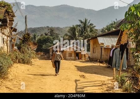 Muang Ngoy, Laos - Febbraio 22,2020. Vita in un villaggio laotiano lungo Nam ou River.Simple bambù case, incredibile paesaggio rurale. Piccolo villaggio etnico. Foto Stock