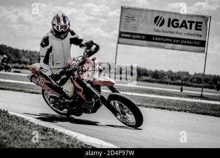 10-05-2020 Ropazi, motociclista lettone al supermoto corre su strada asfaltata vuota Foto Stock