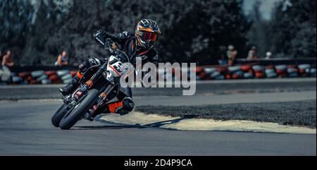 10-05-2020 Ropazi, motociclista lettone al supermoto corre su strada asfaltata vuota Foto Stock