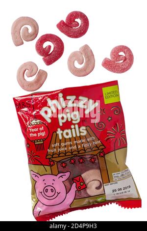 Pacchetto di M&S phizzy pig tail percy dolci di maiale in edizione limitata per celebrare l anno del maiale gomme morbide fatta con succo di frutta e un suggerimento frizzante Foto Stock