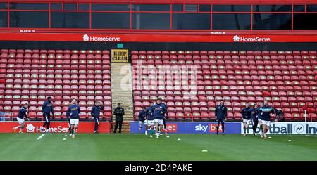 10 ottobre 2020; Bescot Stadium, Wallsall, West Midlands, Inghilterra; English Football League Two, Walsall FC contro Colchester United; i giocatori di Walsall si stanno riscaldando Foto Stock