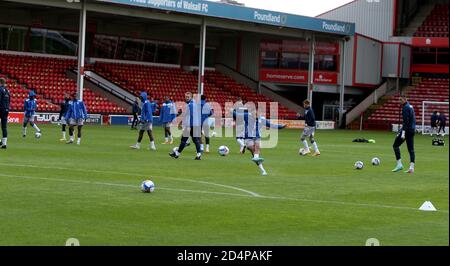 10 ottobre 2020; Bescot Stadium, Wallsall, West Midlands, Inghilterra; English Football League Two, Walsall FC contro Colchester United; i giocatori di Colchester si stanno riscaldando Foto Stock