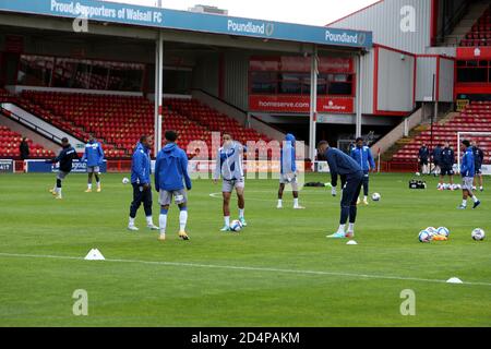 10 ottobre 2020; Bescot Stadium, Wallsall, West Midlands, Inghilterra; English Football League Two, Walsall FC contro Colchester United; i giocatori di Colchester si stanno riscaldando Foto Stock