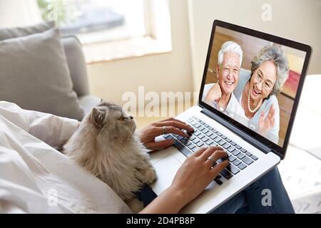 giovane donna asiatica che parla con i genitori anziani utilizzando un computer portatile computer Foto Stock