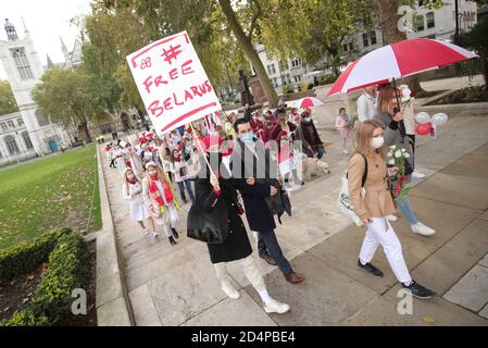 Persone, in marcia, in solidarietà con le donne della Bielorussia, in Piazza del Parlamento, Londra. Data immagine: Sabato 10 ottobre 2020. Il Regno Unito ha temporaneamente ricordato il suo ambasciatore in Bielorussia Jacqueline Perkins in risposta alla decisione del governo bielorusso di espellere 35 diplomatici dalla vicina Polonia e Lituania. Vedi PA storia POLITICA Bielorussia. Il credito fotografico dovrebbe essere: Aaron Chown/PA Wire Foto Stock