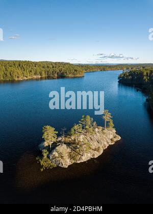 Una piccola isola nel mezzo del lago in Norvegia. Foto Stock