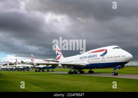 Sabato 10 ottobre 2020. Le nubi della tempesta si radunano sull'ultimo luogo di riposo dell'iconica flotta "Jumbo Jet" di British Airways Boeing 747 mentre aspettano sulla asfalto di essere demolite all'aeroporto di Cotswold vicino a Kemble, nel Gloucestershire. Credit: Terry Mathews/Alamy Live News Foto Stock