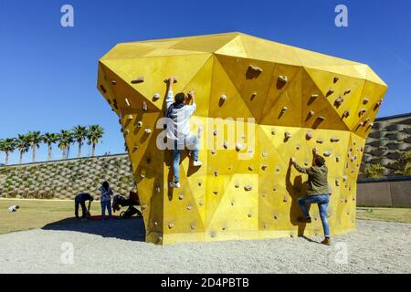 Gente sul muro d'arrampicata a Valencia Parco centrale Ruzafa quartiere città Valencia Spagna Foto Stock