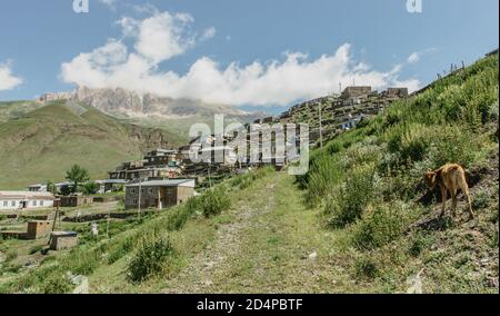 Khinaliq, un antico villaggio caucasico situato in alto sulle montagne di Quba Rayon, Azerbaigian. È il villaggio più remoto e isolato di Aver Foto Stock