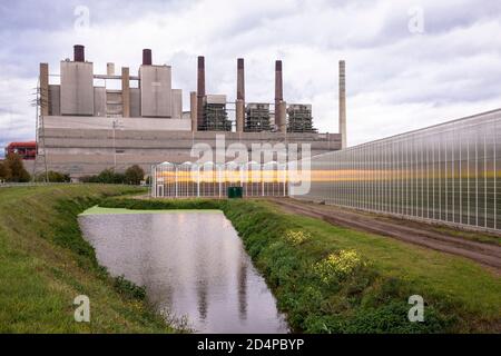 Parco serra presso la centrale elettrica a lignite Neurath a Grevenbroich, Nord Reno-Westfalia, Germania. La vicina centrale elettrica di RWE Power p Foto Stock