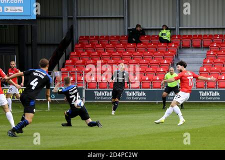 Salford, Regno Unito. 10 Ott 2020. Richie Towel di Salford City (r) spara e segna il suo 1° goal squadre. EFL Skybet Football League Two match, Salford City contro Tranmere Rovers al Peninsula Stadium di Salford, Greater Manchester, sabato 10 ottobre 2020. Questa immagine può essere utilizzata solo per scopi editoriali. Solo per uso editoriale, è richiesta una licenza per uso commerciale. Nessun uso in scommesse, giochi o un singolo club/campionato/giocatore publications.pic di Chris Stading/Andrew Orchard sports photography/Alamy Live News Credit: Andrew Orchard sports photography/Alamy Live News Foto Stock