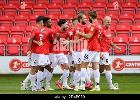 Richie Towel di Salford City (fascia, 3° a sinistra) festeggia con i suoi compagni di squadra dopo aver segnato il suo 1° goal squadre. EFL Skybet Football League Two match, Salford City contro Tranmere Rovers al Peninsula Stadium di Salford, Greater Manchester, sabato 10 ottobre 2020. Questa immagine può essere utilizzata solo per scopi editoriali. Solo per uso editoriale, è richiesta una licenza per uso commerciale. Nessun uso in scommesse, giochi o un singolo club/campionato/giocatore publications.pic di Chris Stading/Andrew Orchard sports photography/Alamy Live News Foto Stock