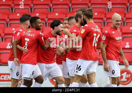 Salford, Regno Unito. 10 Ott 2020. Richie Towel di Salford City (c) festeggia con i suoi compagni di squadra dopo aver segnato il suo primo goal squadre. EFL Skybet Football League Two match, Salford City contro Tranmere Rovers al Peninsula Stadium di Salford, Greater Manchester, sabato 10 ottobre 2020. Questa immagine può essere utilizzata solo per scopi editoriali. Solo per uso editoriale, è richiesta una licenza per uso commerciale. Nessun uso in scommesse, giochi o un singolo club/campionato/giocatore publications.pic di Chris Stading/Andrew Orchard sports photography/Alamy Live News Credit: Andrew Orchard sports photography/Alamy Live News Foto Stock