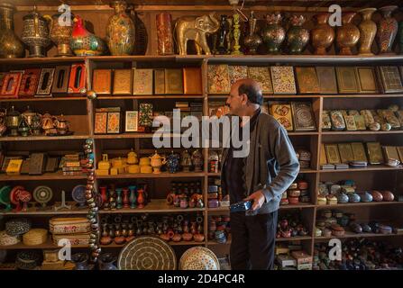 Srinagar, Kashmir. 10 Ott 2020. Un artigiano di papier-mache organizza i prodotti finiti nella sua officina a Srinagar, la capitale estiva del Kashmir, 10 ottobre 2020. Credit: Javed Dar/Xinhua/Alamy Live News Foto Stock