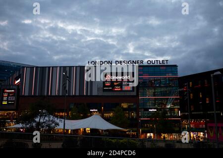 Una vista serale del London Designer Outlet a Wembley, Londra, con catene che includono Cineworld, ottobre 2020. Foto Stock