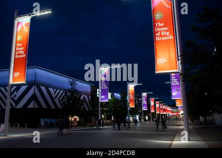 Banner pubblicitari per il London Designer Outlet a Wembley Way, vicino allo stadio di Wembley, Londra, ottobre 2020. Foto Stock