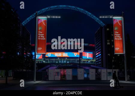 Banner pubblicitari per il London Designer Outlet a Wembley Way, vicino allo stadio di Wembley, Londra, ottobre 2020. Foto Stock