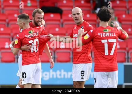 James Wilson di Salford City (2° da sinistra) festeggia con i suoi compagni di squadra dopo aver segnato il suo 2° goal squadre. EFL Skybet Football League Two match, Salford City contro Tranmere Rovers al Peninsula Stadium di Salford, Greater Manchester, sabato 10 ottobre 2020. Questa immagine può essere utilizzata solo per scopi editoriali. Solo per uso editoriale, è richiesta una licenza per uso commerciale. Nessun uso in scommesse, giochi o un singolo club/campionato/giocatore publications.pic di Chris Stading/Andrew Orchard sports photography/Alamy Live News Foto Stock