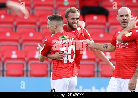 James Wilson di Salford City (2° da sinistra) festeggia con i suoi compagni di squadra dopo aver segnato il suo 2° goal squadre. EFL Skybet Football League Two match, Salford City contro Tranmere Rovers al Peninsula Stadium di Salford, Greater Manchester, sabato 10 ottobre 2020. Questa immagine può essere utilizzata solo per scopi editoriali. Solo per uso editoriale, è richiesta una licenza per uso commerciale. Nessun uso in scommesse, giochi o un singolo club/campionato/giocatore publications.pic di Chris Stading/Andrew Orchard sports photography/Alamy Live News Foto Stock