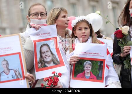 Donne che tengono manifesti fuori Downing Street, Londra, dopo una marcia in solidarietà con le donne della Bielorussia. Foto Stock