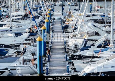 SANXENXO, SPAGNA - 18 AGOSTO 2020: Piccole barche a vela ormeggiate nel club yacht di Sanxenxo in una giornata estiva limpida, Pontevedra, Spagna. Foto Stock