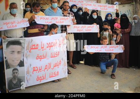 Deir al Balah, Palestina. 10 Ott 2020. La famiglia del pescatore di Yasser al-Zaazou tiene bandiere si riuniscono fuori della loro casa per organizzare una protesta chiedendo il rilascio del loro figlio, che è stato tenuto dalle autorità egiziane per quasi due settimane, a Deir al Balah, striscia di Gaza, il 10 ottobre 2020. (Foto di Mahmoud Khattab/INA Photo Agency/Sipa USA) Credit: Sipa USA/Alamy Live News Foto Stock