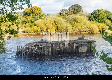 Vecchio molo dalle contee di confine demolite Ponte ferroviario attraverso il fiume Tyne a ovest di Hexham in Northumberland, Inghilterra, Regno Unito Foto Stock