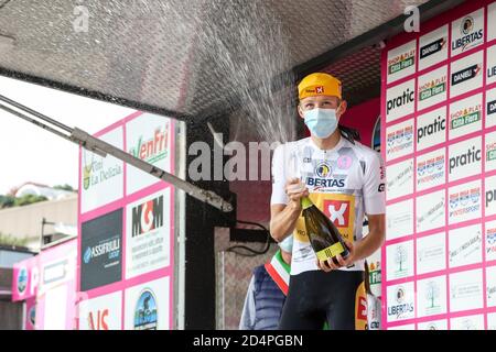 Buja, Italia. 10 Ott 2020. Maglia bianca per il danese Jacob Hindsgaul - uno XPro Cycling Team durante Under 23 Elite - gara in linea - gara su strada San Vito al Tagliamento - Buja, bicicletta di strada a buja, Italia, Ottobre 10 2020 Credit: Independent Photo Agency/Alamy Live News Foto Stock